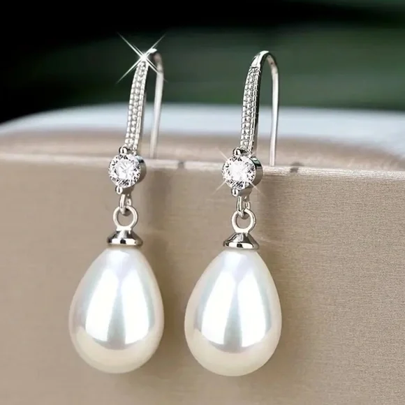 NWOT - Elegant Teardrop Shaped Pearl Earrings - Picture 1 of 7
